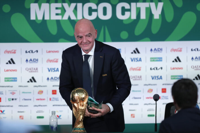 El presidente de la FIFA, Gianni Infantino, reacciona durante una rueda de prensa este miércoles, en Ciudad de México (México). EFE/ Isaac Esquivel
