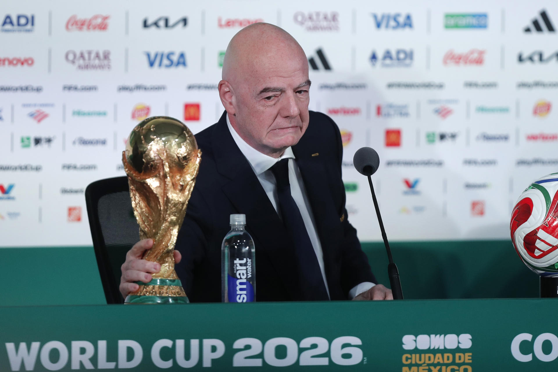El presidente de la FIFA, Gianni Infantino, sostiene la Copa del Mundo durante una rueda de prensa este miércoles, en Ciudad de México (México). EFE/ Isaac Esquivel
