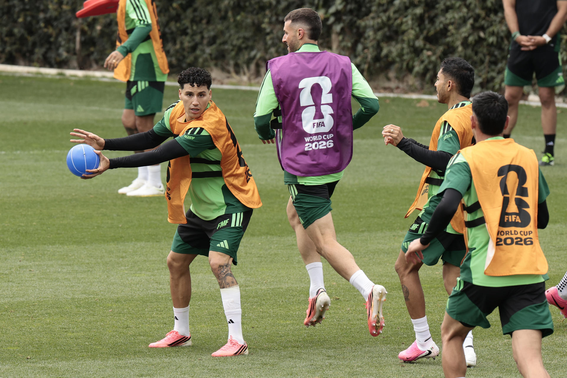 Jorge Sánchez (i) de México entrena este miércoles, en el Centro de Alto Rendimiento de la Federación Mexicana de Fútbol en Ciudad de México (México). EFE/ José Méndez