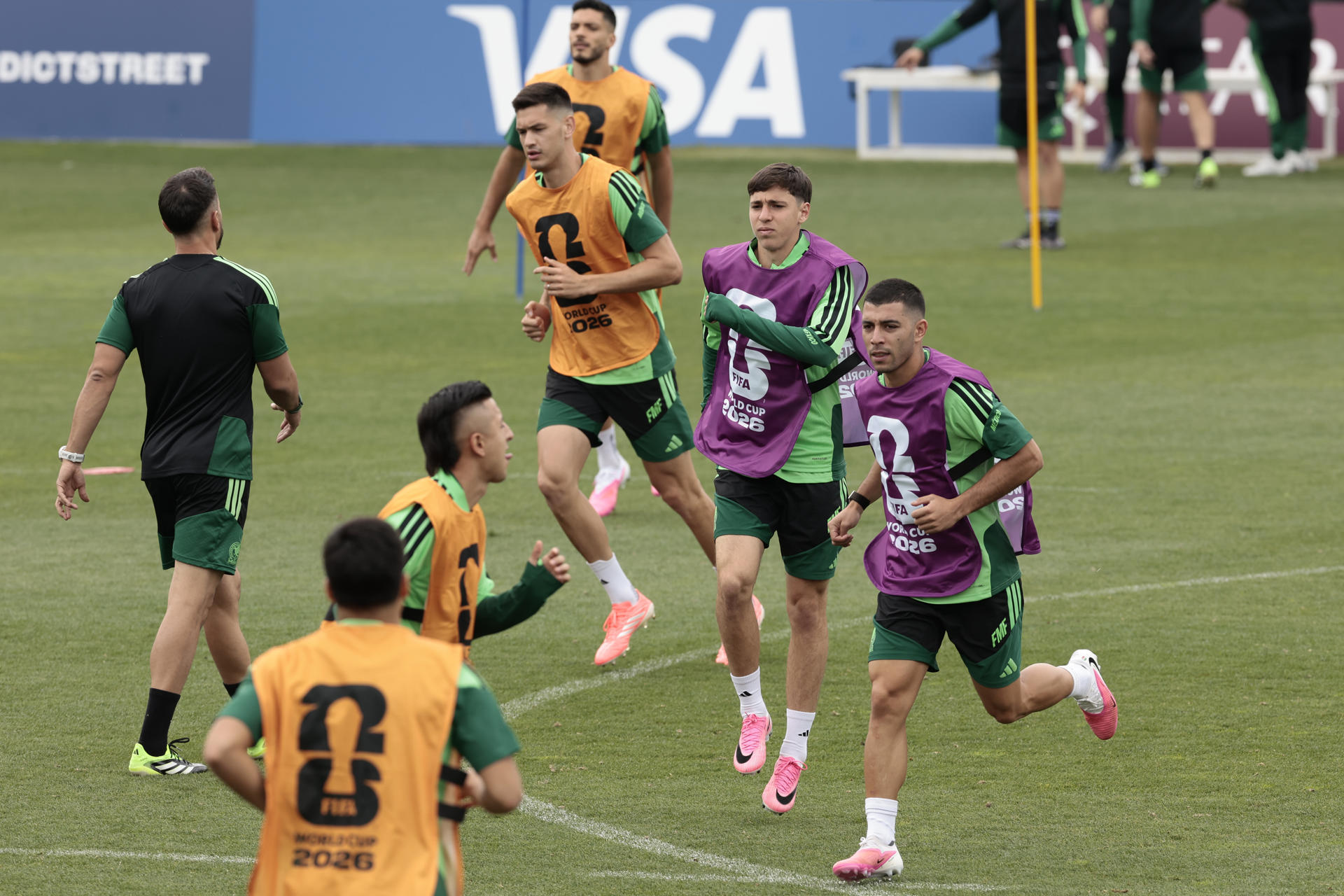 Jugadores de México entrenan este miércoles, en el Centro de Alto Rendimiento de la Federación Mexicana de Fútbol en Ciudad de México (México). EFE/ José Méndez