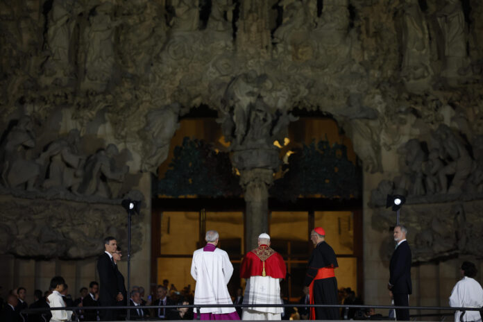El papa León XIV bendice, esparciendo el agua bendita con el hisopo, la Torre de Jesús, tras la misa celebrada en la Sagrada Familia, este miércoles en Barcelona dentro de la visita oficial del Papa a España. EFE/Alberto Estévez
