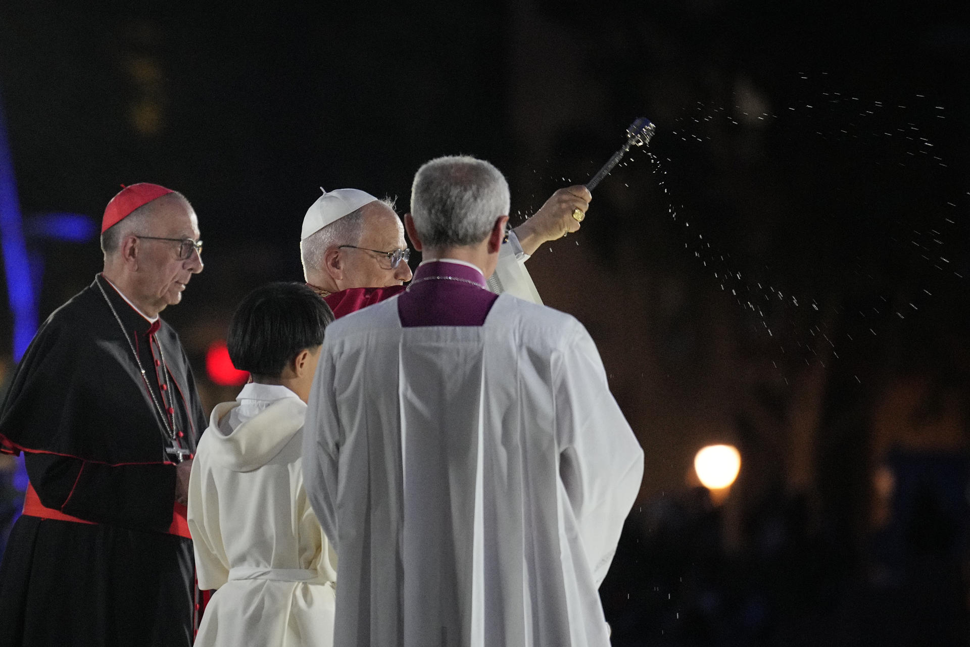El papa León XIV bendice, esparciendo el agua bendita con el hisopo, la Torre de Jesús, tras la misa celebrada en la Sagrada Familia, este miércoles en Barcelona dentro de la visita oficial del Papa a España. EFE/Alejandro García