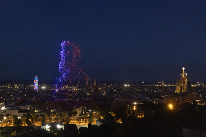 Un gran espectáculo de luz en homenaje a Antonio Gaudí tras la misa y la bendición de la Torre de Jesús celebrada por el papa León XIV en la Sagrada Familia, este miércoles en Barcelona dentro de la visita oficial del Papa a España. EFE/Marta Pérez
