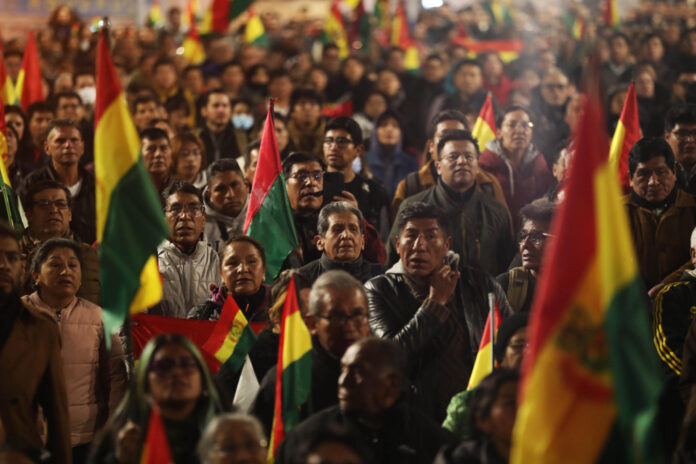 Personas sostienen banderas durante un cabildo donde exigen al gobierno declarar estado de excepción este 9 de junio de 2026, en el atrio de la basílica de San Francisco en La Paz (Bolivia). EFE/ Luis Gandarillas
