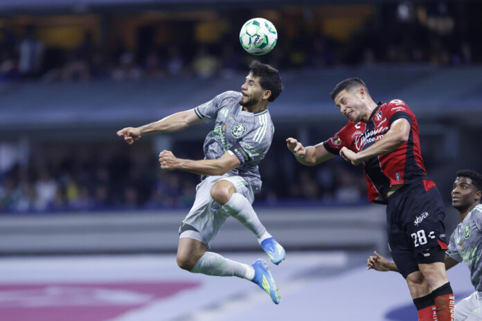 Henry Martin (i) de América disputa un balón con Manuel Capasso de Atlas, en un partido de la Liga MX entre América y Atlas en el estadio Banorte en Ciudad de México (México). Imagen de archivo.EFE/ Sáshenka Gutiérrez

