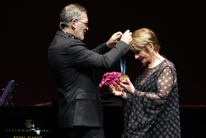 La actriz estadounidense Patti LuPone (d) recibe el premio Lux Ductor de manos de Antonio Banderas, durante el acto celebrado este miércoles en el Teatro Soho, en Málaga. EFE/Jorge Zapata
