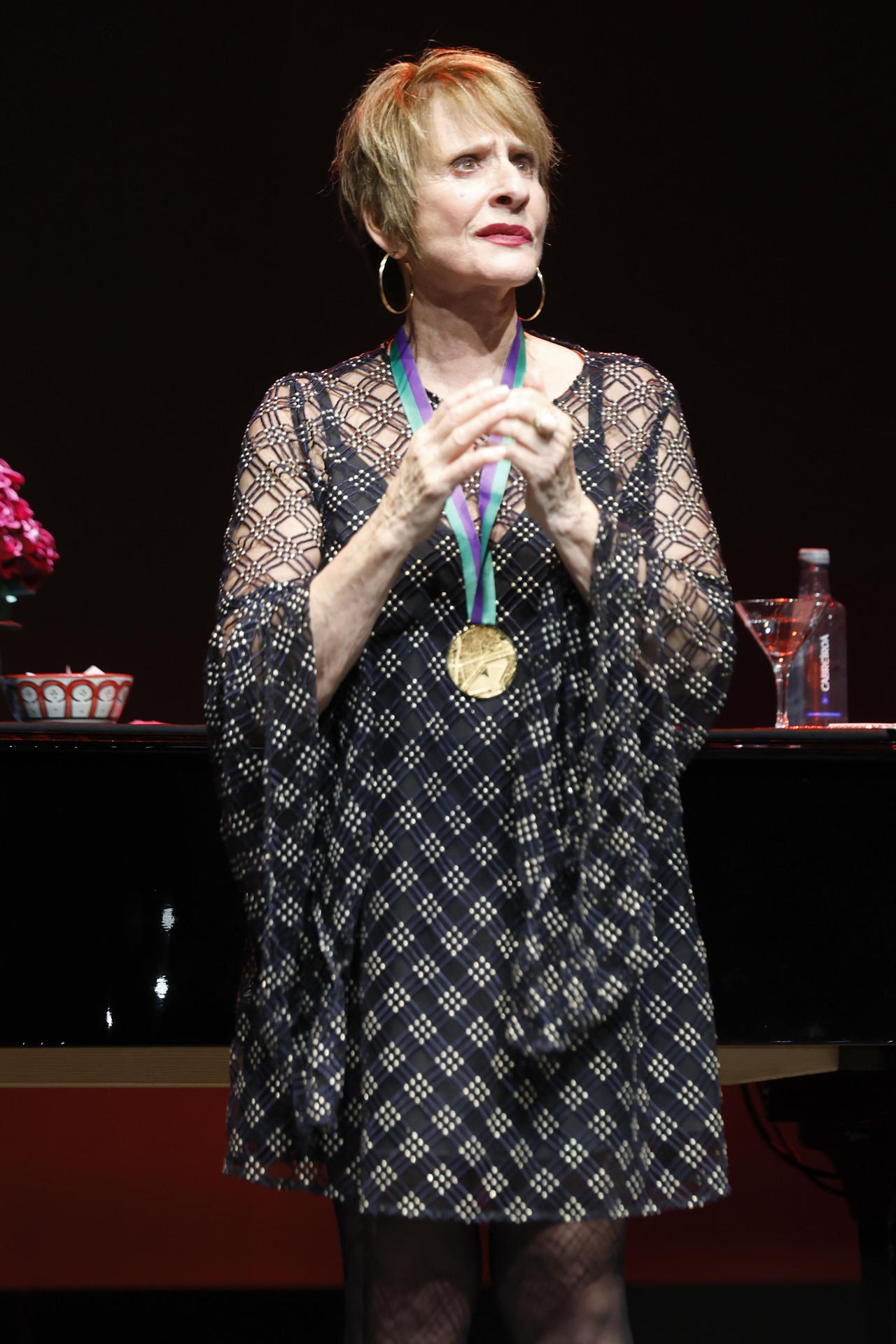 La actriz estadounidense Patti LuPone recibe el premio Lux Ductor durante el acto celebrado este miércoles en el Teatro Soho, en Málaga. EFE/Jorge Zapata