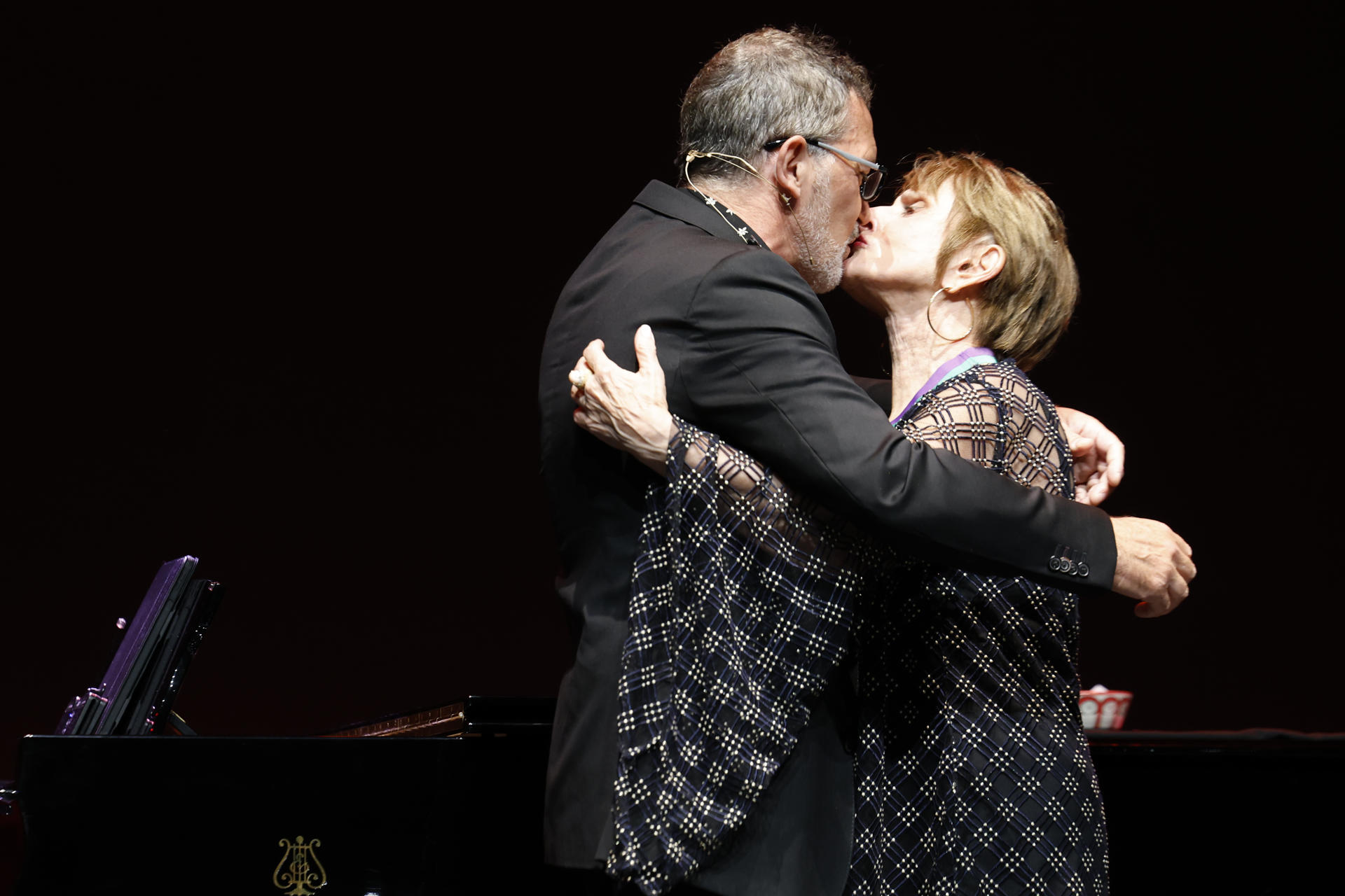 La actriz estadounidense Patti LuPone (d) recibe el premio Lux Ductor de manos de Antonio Banderas, durante el acto celebrado este miércoles en el Teatro Soho, en Málaga. EFE/Jorge Zapata