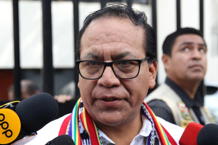 El candidato de la izquierda a la Presidencia de Perú, Roberto Sánchez, fue captado este 10 de junio, al atender a la prensa, en Lima (Perú). EFE/Paolo Aguilar
