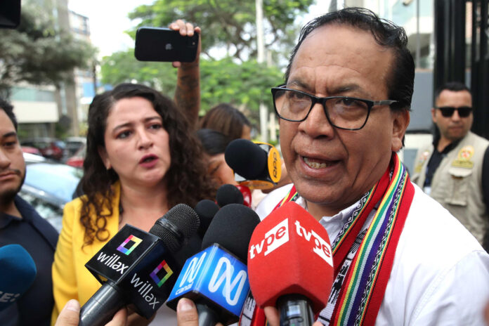 El candidato de la izquierda a la Presidencia de Perú, Roberto Sánchez, fue captado este 10 de junio, al atender a la prensa, en Lima (Perú). EFE/Paolo Aguilar
