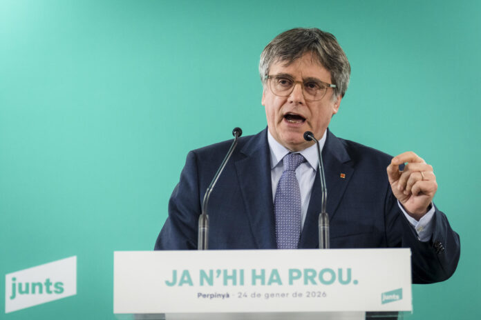 Imagen de archivo del presidente de JxCat, Carles Puigdemont, durante una rueda de prensa tras una reunión extraordinaria de la dirección del partido en Perpinya (Francia) por 