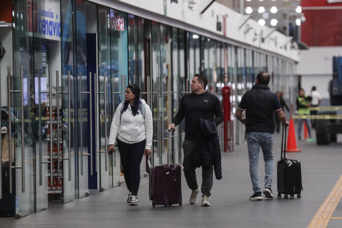 Pasajeros caminan por el Aeropuerto Internacional de la Ciudad de México, en Ciudad de México (México). Imagen de archivo. EFE/ Isaac Esquivel
