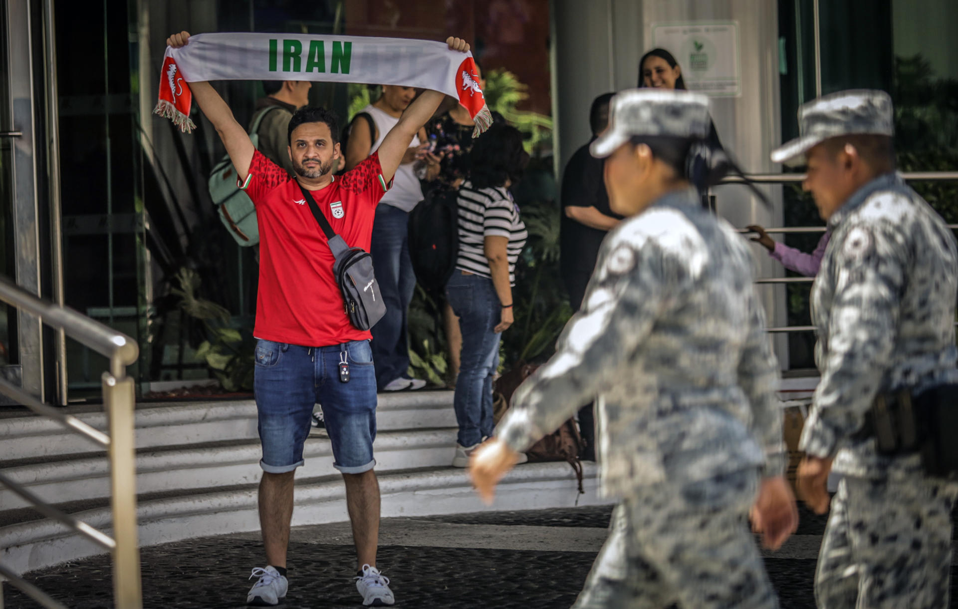 Un aficionado sostiene una bufanda de Irán este miércoles, en Tijuana (México). EFE/ Joebeth Terríquez