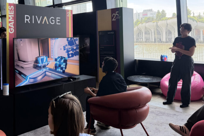 Un grupo de personas fue captado este 10 de junio al asistir a una galería de videojuegos, en el marco del Festival de Cine de Tribeca, en Nueva York (NY, EE.UU.). EFE/Sarah Yáñez-Richards
