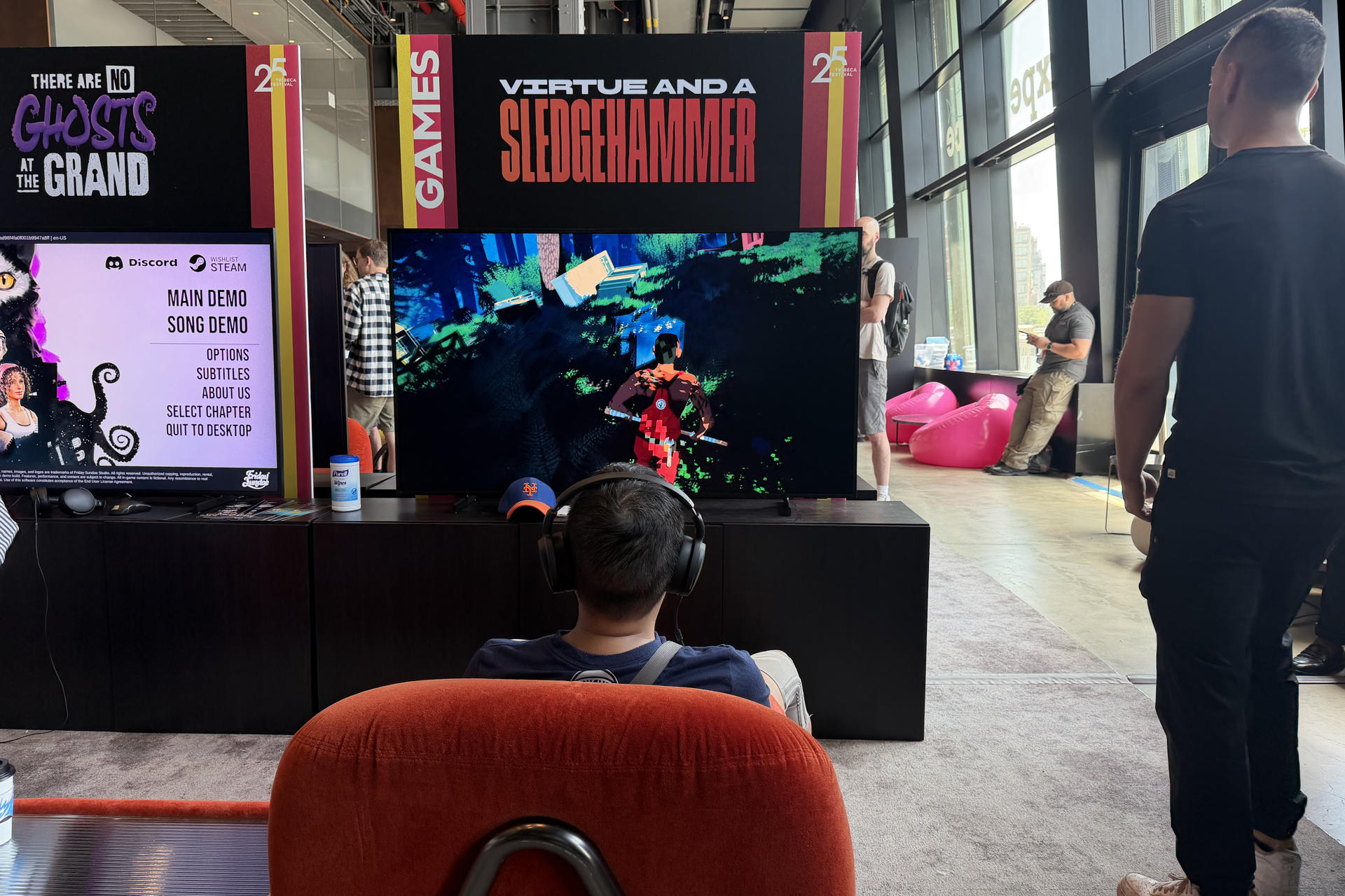 Un grupo de personas fue captado este 10 de junio al asistir a una galería de videojuegos, en el marco del Festival de Cine de Tribeca, en Nueva York (NY, EE.UU.). EFE/Sarah Yáñez-Richards
