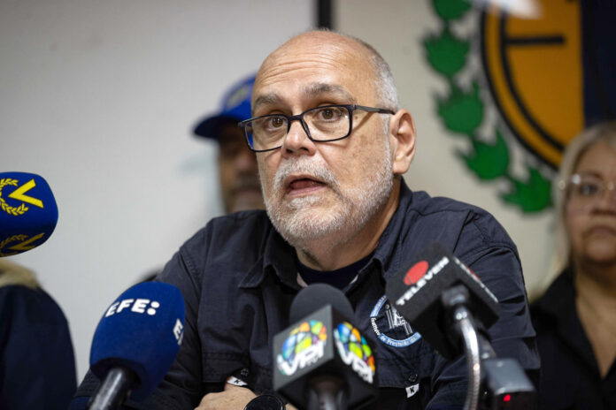 El presidente de la Asociación de Profesores de la Universidad Central de Venezuela (APUCV), José Gregorio Afonso, fue captado este 10 de junio, durante una rueda de prensa, en Caracas (Venezuela). EFE/Ronald Peña
