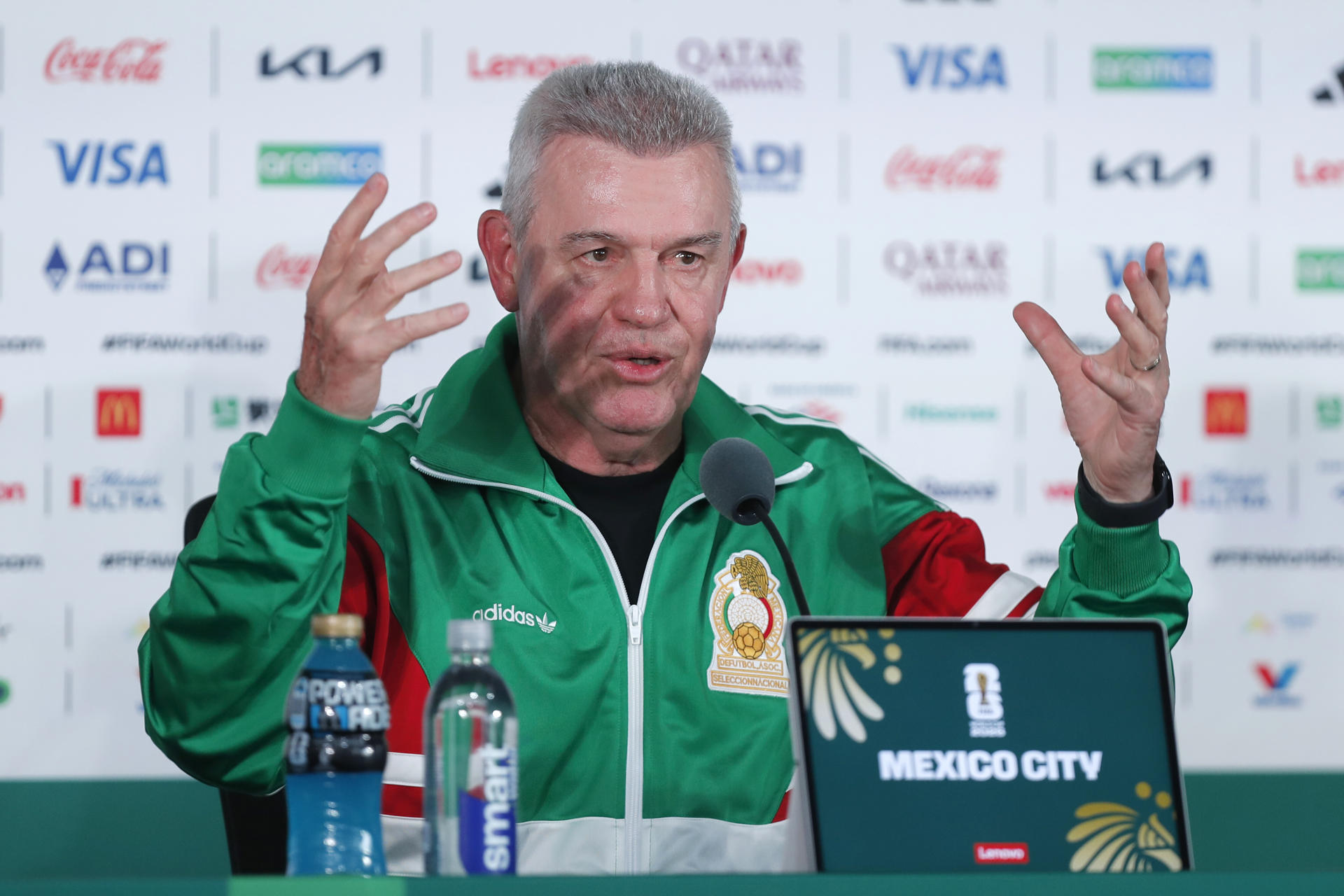 El seleccionador de México, Javier Aguirre, habla en un rueda de prensa este miércoles, en Ciudad de México (México). EFE/ José Méndez
