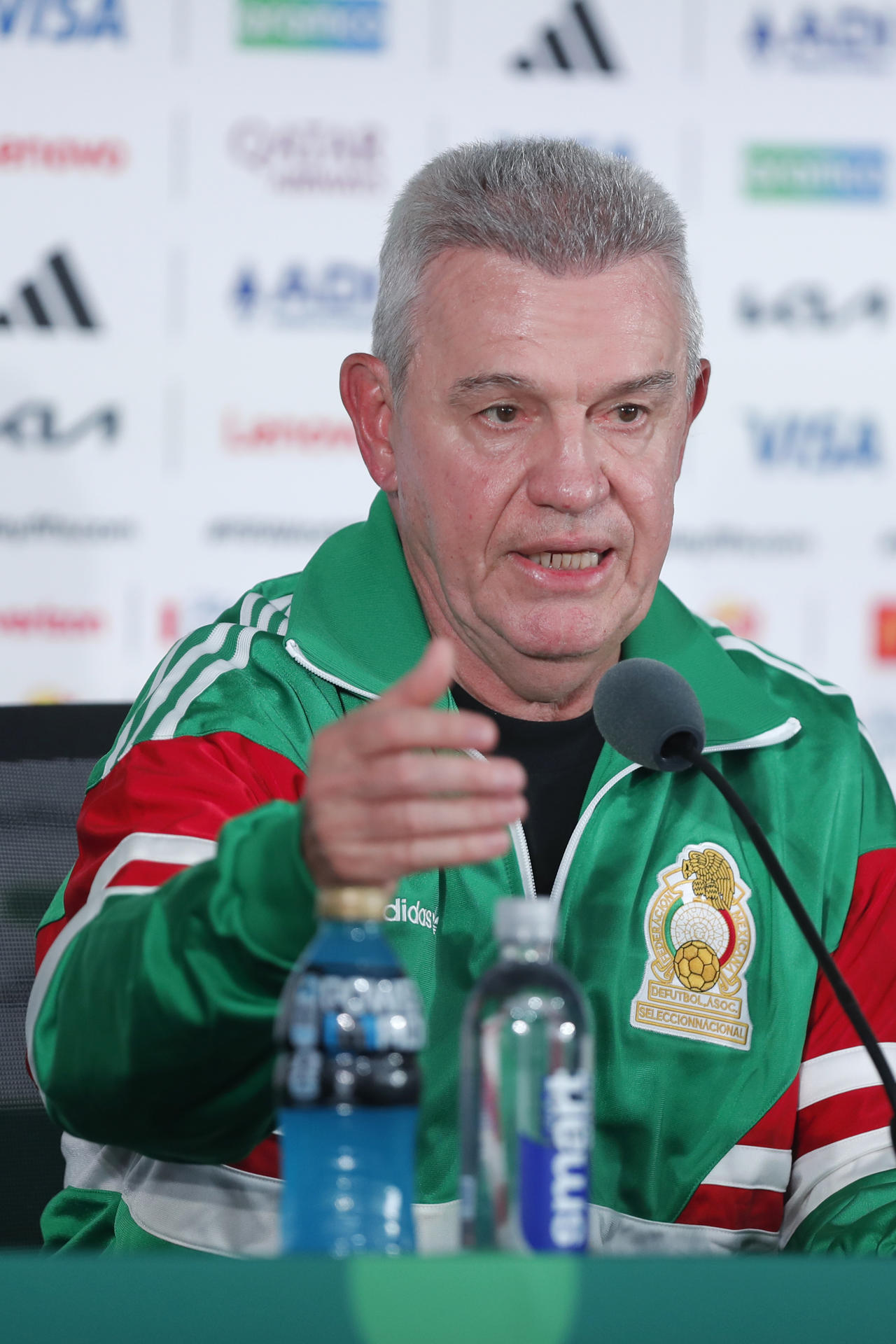 El seleccionador de México, Javier Aguirre, habla en un rueda de prensa este miércoles, en Ciudad de México (México). EFE/ José Méndez
