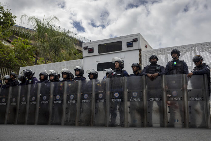 Un escuadrón de policías fue captado e pasado 3 de junio, al custodiar una de las entradas de El Helicoide, un edificio gubernamental señalado de ser un centro de tortura en Venezuela, en Caracas (Venezuela). EFE/Miguel Gutiérrez
