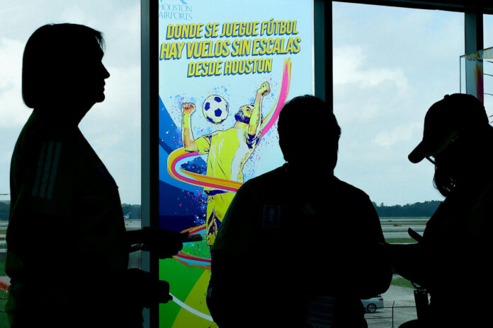 Un integrante de Houston Airports conversa con periodistas durante una visita al Aeropuerto Intercontinental George Bush (IAH) de Houston (EE.UU.).. Imagen de archivo. EFE/ Carlos Ramírez
