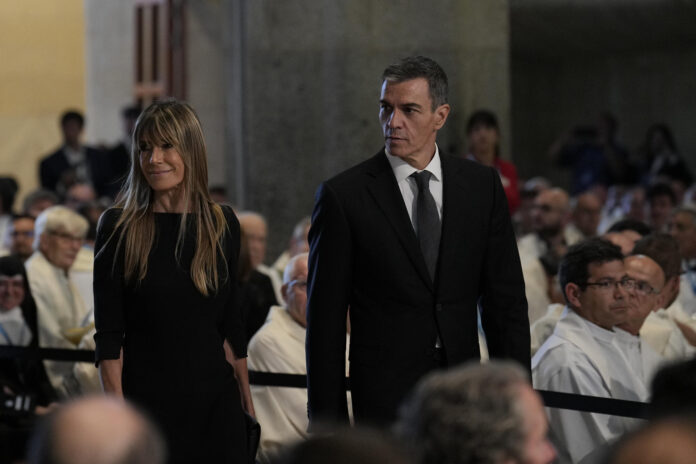 El presidente del Gobierno de España, Pedro Sánchez, y su esposa Begoña Gómez asisten a la misa oficiada por el Papa León XIV en la Sagrada Familia, dentro de su visita oficial a España, este miércoles en Barcelona. EFE/Alejandro García
