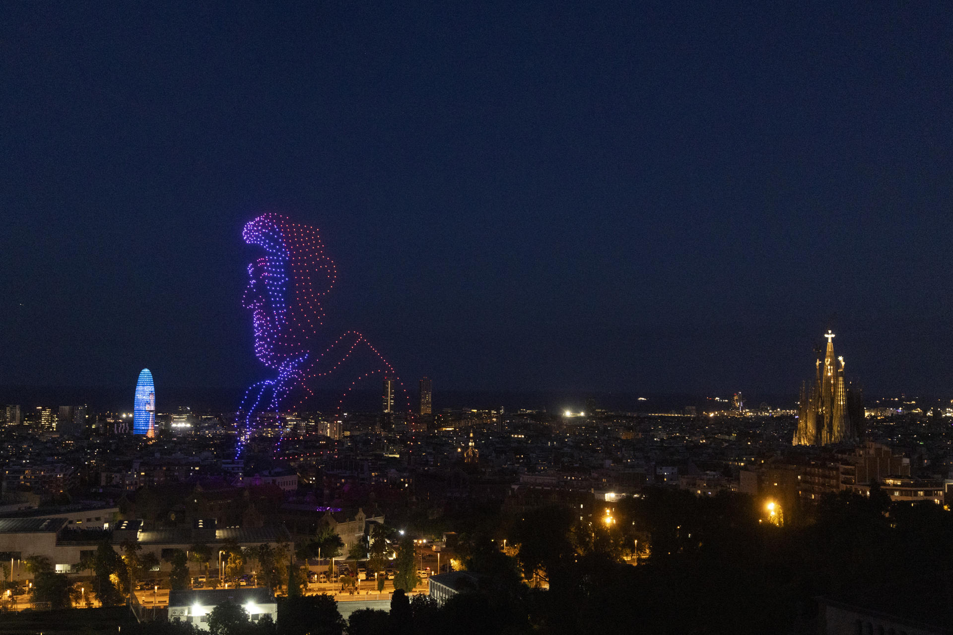Un gran espectáculo de luz en homenaje a Antonio Gaudí tras la misa y la bendición de la Torre de Jesús celebrada por el papa León XIV en la Sagrada Familia, este miércoles en Barcelona dentro de la visita oficial del Papa a España. EFE/Marta Pérez