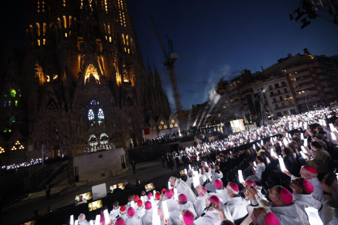 El papa León XIV asiste a un gran espectáculo de luz en homenaje a Antonio Gaudí, tras bendecir la Torre de Jesús al finalizar la misa celebrada en la Sagrada Familia, este miércoles en Barcelona dentro de la visita oficial del Papa a España. EFE/Alberto Estévez
