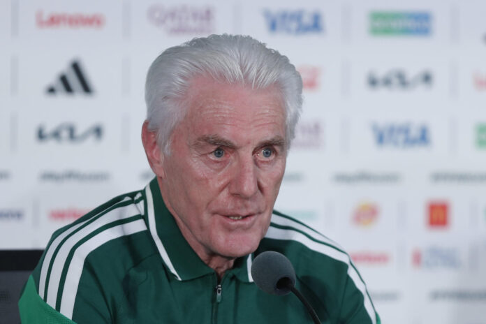 El seleccionador de Sudáfrica, Hugo Broos, habla en una rueda prensa este miércoles, en el estadio Azteca en Ciudad de México (México). EFE/ Isaac Esquivel
