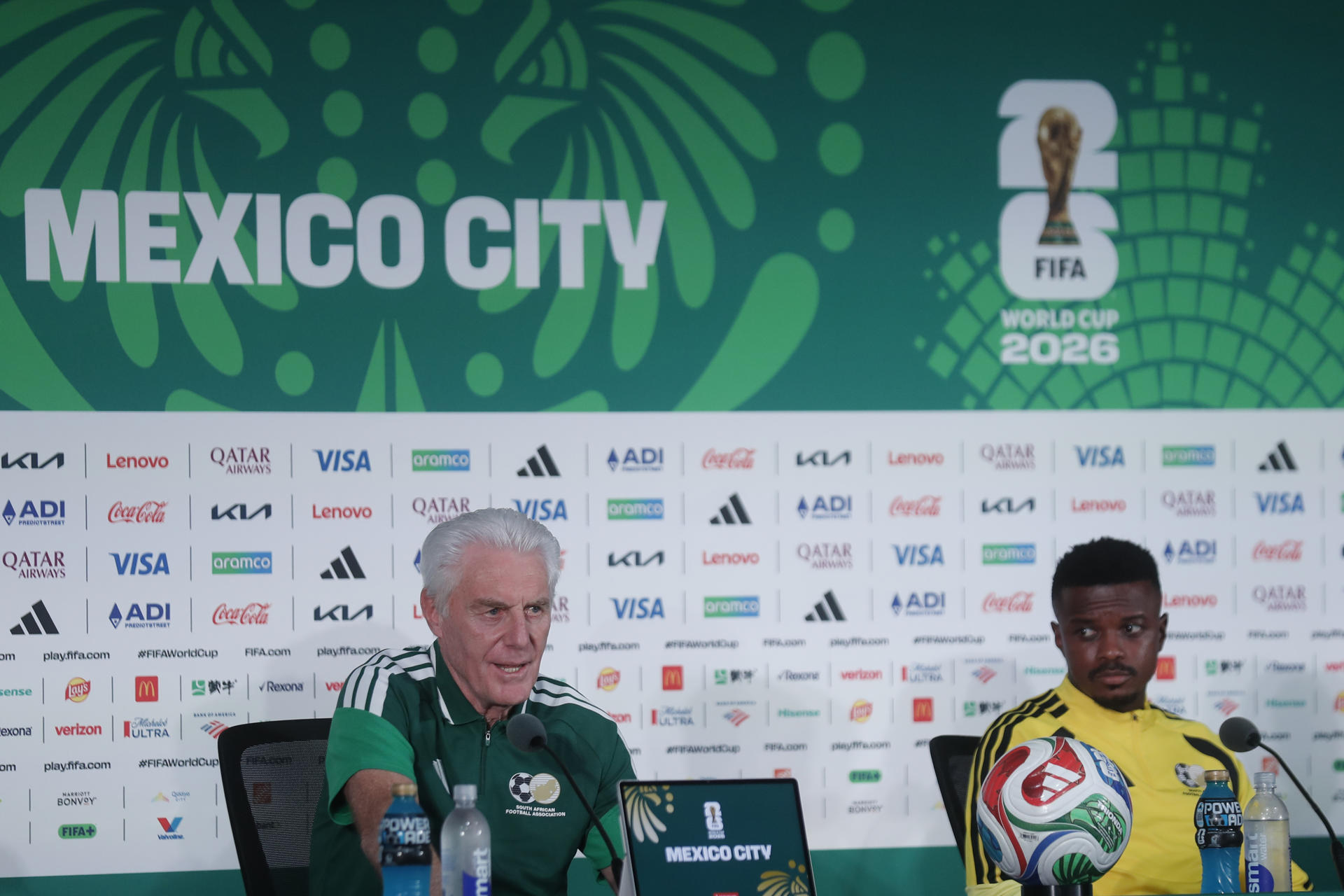 El seleccionador de Sudáfrica, Hugo Broos (i), y el jugador Teboho Mokoena asisten a una rueda prensa este miércoles, en el estadio Azteca en Ciudad de México (México). EFE/ Isaac Esquivel