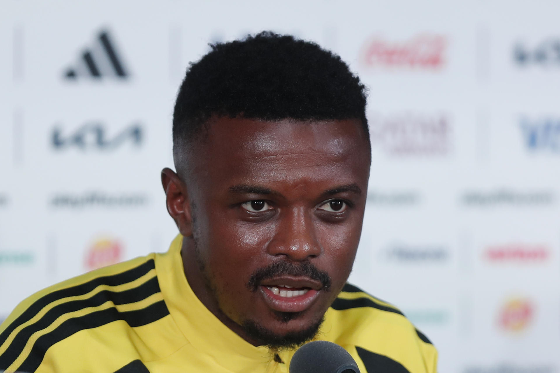 Teboho Mokoena de Sudáfrica habla en una rueda prensa este miércoles, en el estadio Azteca en Ciudad de México (México). EFE/ Isaac Esquivel