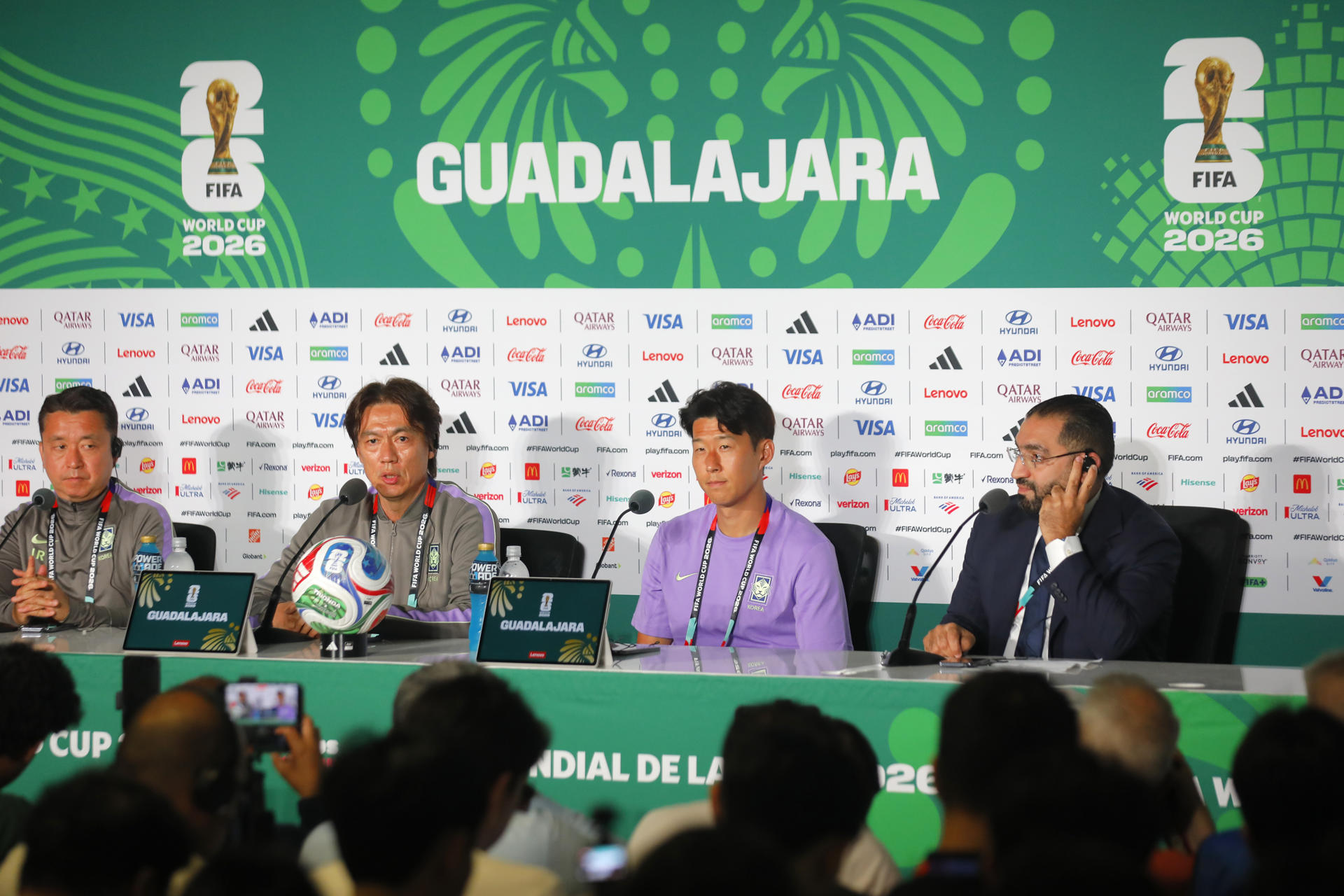 El seleccionador de Corea del Sur, Hong Myung-bo (2-i), habla junto al jugador Son Heung-min (2-d) en una rueda de prensa este miércoles, en Guadalajara, (México). EFE/ Francisco Guasco