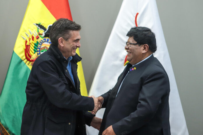 El presidente de Bolivia, Rodrigo Paz (i), saluda al alcalde de El Alto, Eliser Roca, durante una rueda de prensa este miércoles, en La Paz (Bolivia). EFE/ Gabriel Márquez
