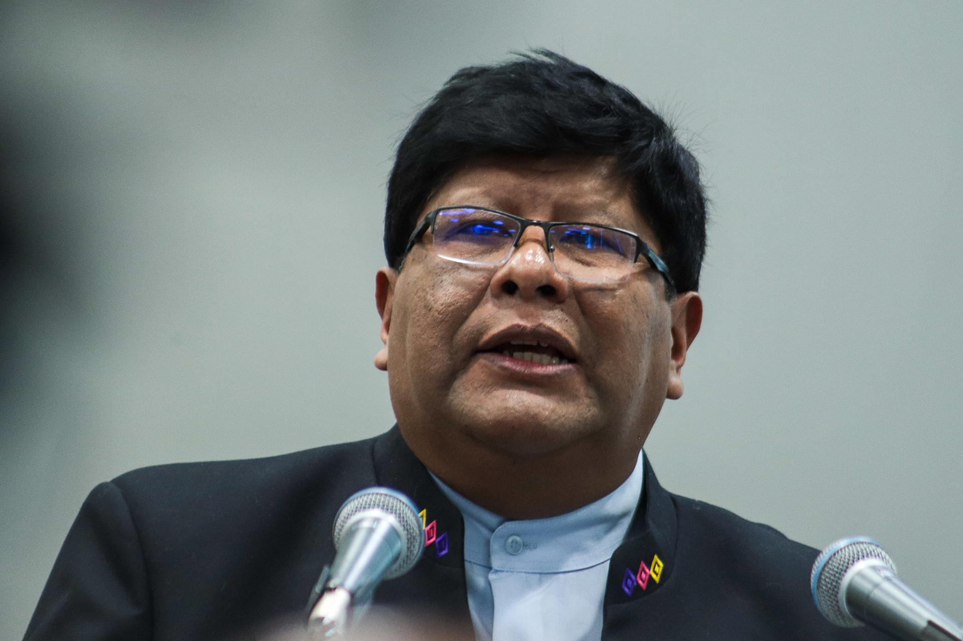 El alcalde de El Alto, Eliser Roca, habla en una rueda de prensa este miércoles, en La Paz (Bolivia). EFE/ Gabriel Márquez