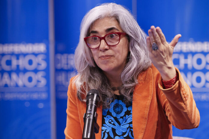 La relatora especial de la ONU sobre la eliminación de la discriminación contra las personas afectadas por la lepra (enfermedad de Hansen) y sus familiares, Beatriz Miranda-Galarza, habla en una rueda de prensa en la que alertó sobre el subregistro que se presenta a nivel mundial sobre esta patología, cuyos síntomas pueden tardar hasta 20 años en manifestarse, este miércoles, en Bogotá (Colombia). EFE/ Mauricio Dueñas Castañeda
