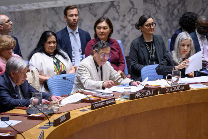 Fotografía cedida por la ONU donde aparece el presidente de Colombia, Gustavo Petro (c), presidiendo el Consejo de Seguridad, junto al secretario general, António Guterres (i) y la directora de la División de Asuntos del Consejo de Seguridad del Departamento de Asuntos Políticos y de Consolidación de la Paz (DPPA), Claudia Banz (d), participando durante una reunión sobre el avance de soluciones políticas en Oriente Medio este miércoles en la sede del organismo internacional en Nueva York (EE.UU.). Petro aludió ante el Consejo de Seguridad de la ONU al final de su mandato y aseguró que dejará el poder, aunque no sabe a 