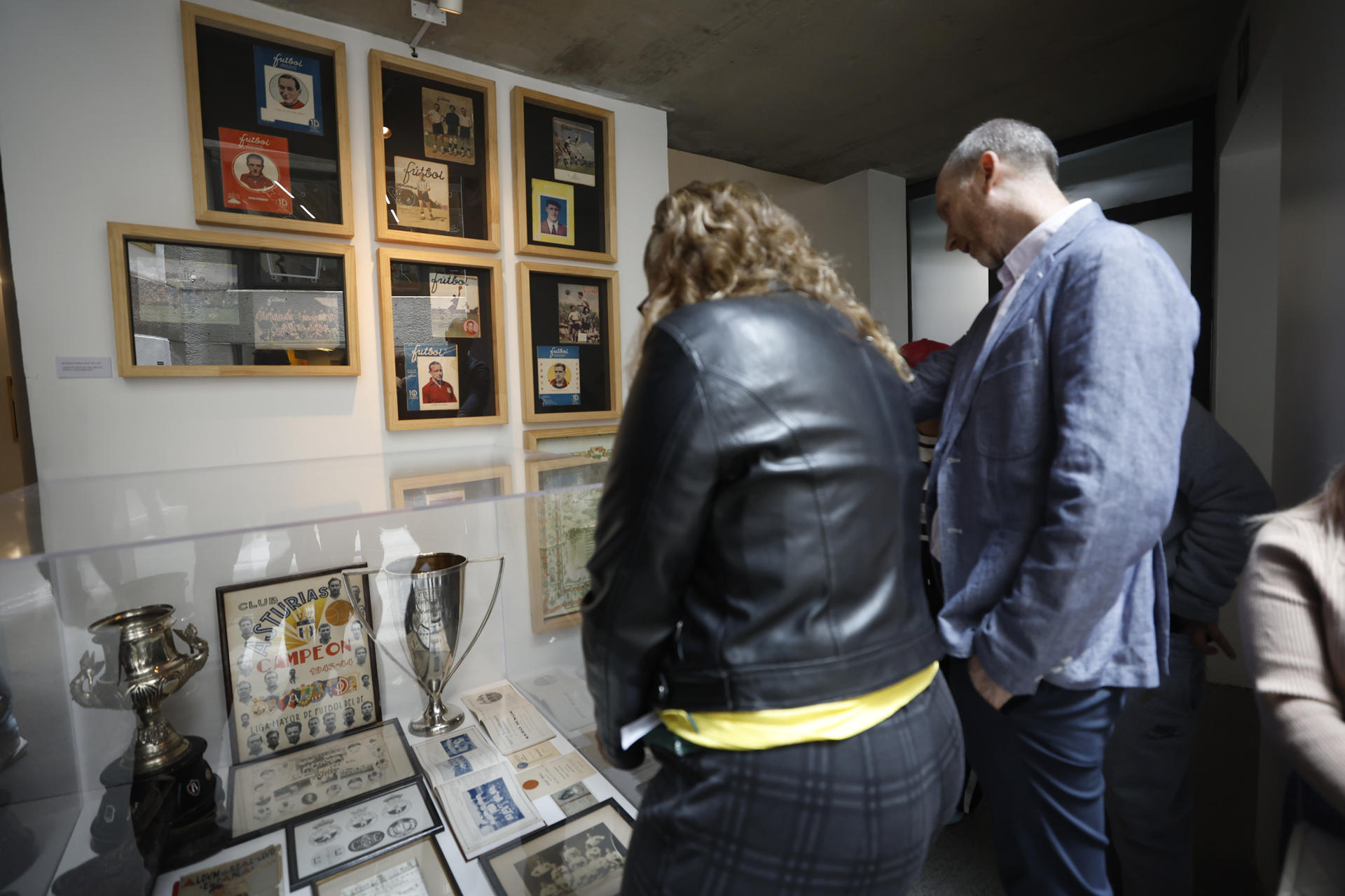 Personas visitan la exposición ‘Cuando España jugó en México’ este miércoles, a la que asistió el presidente de la Real Federación Española de Fútbol (RFEF), Rafael Louzán, en Ciudad de México (México). EFE/ Sáshenka Gutiérrez
