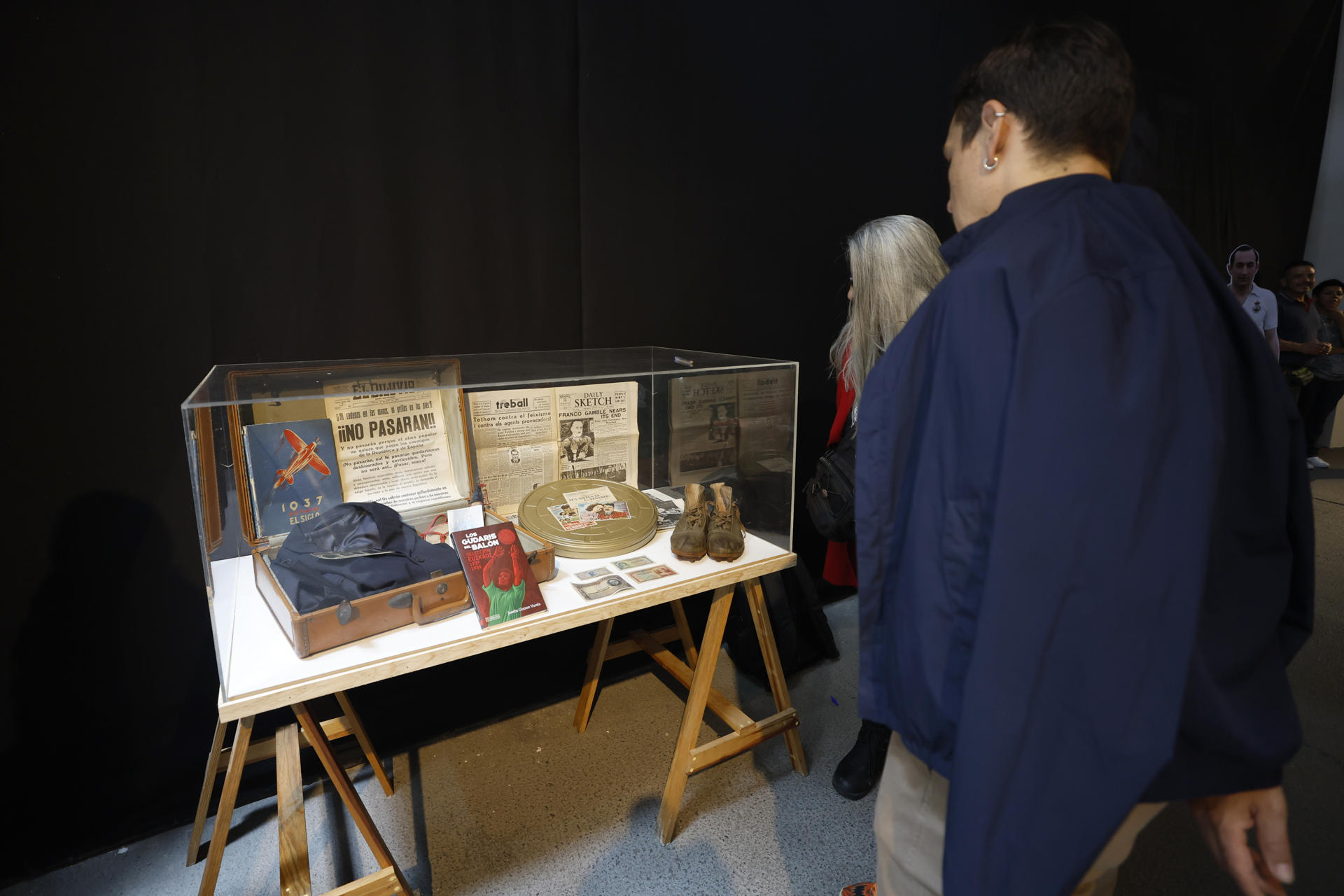 Personas visitan la exposición ‘Cuando España jugó en México’ este miércoles, a la que asistió el presidente de la Real Federación Española de Fútbol (RFEF), Rafael Louzán, en Ciudad de México (México). EFE/ Sáshenka Gutiérrez