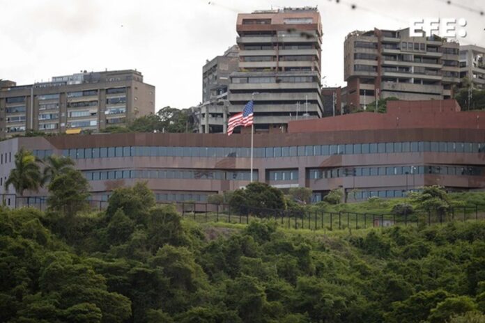 Fotografía que muestra este miércoles, la fachada de la Embajada de EE.UU. en Caracas (Venezuela). EFE/ Ronald Peña
