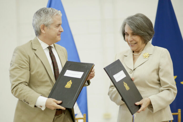 El embajador de la Unión Europea (UE) en Tegucigalpa, Gonzalo Fournier, y la canciller de Honduras, Mireya Agüero, sostienen documentos durante la firma de un convenio de financiación por 6 millones de euros (unos 6,9 millones de dólares) destinado a promover inversiones sostenibles entre el sector privado hondureño y europeo, este miércoles, en Tegucigalpa (Honduras). EFE/ Gustavo Amador
