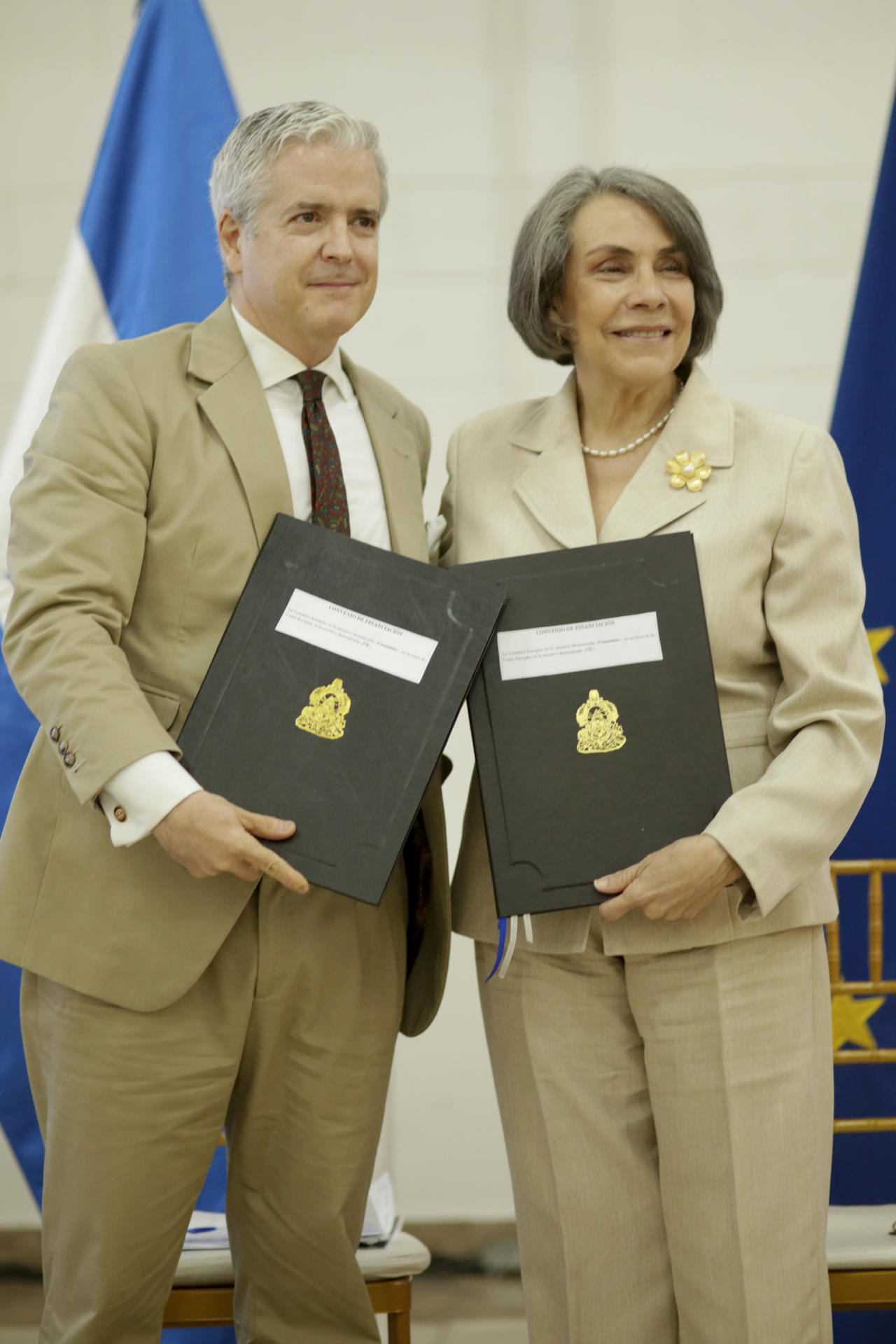 El embajador de la Unión Europea (UE) en Tegucigalpa, Gonzalo Fournier, y la canciller de Honduras, Mireya Agüero, posan durante la firma de un convenio de financiación por 6 millones de euros (unos 6,9 millones de dólares) destinado a promover inversiones sostenibles entre el sector privado hondureño y europeo, este miércoles, en Tegucigalpa (Honduras). EFE/ Gustavo Amador
