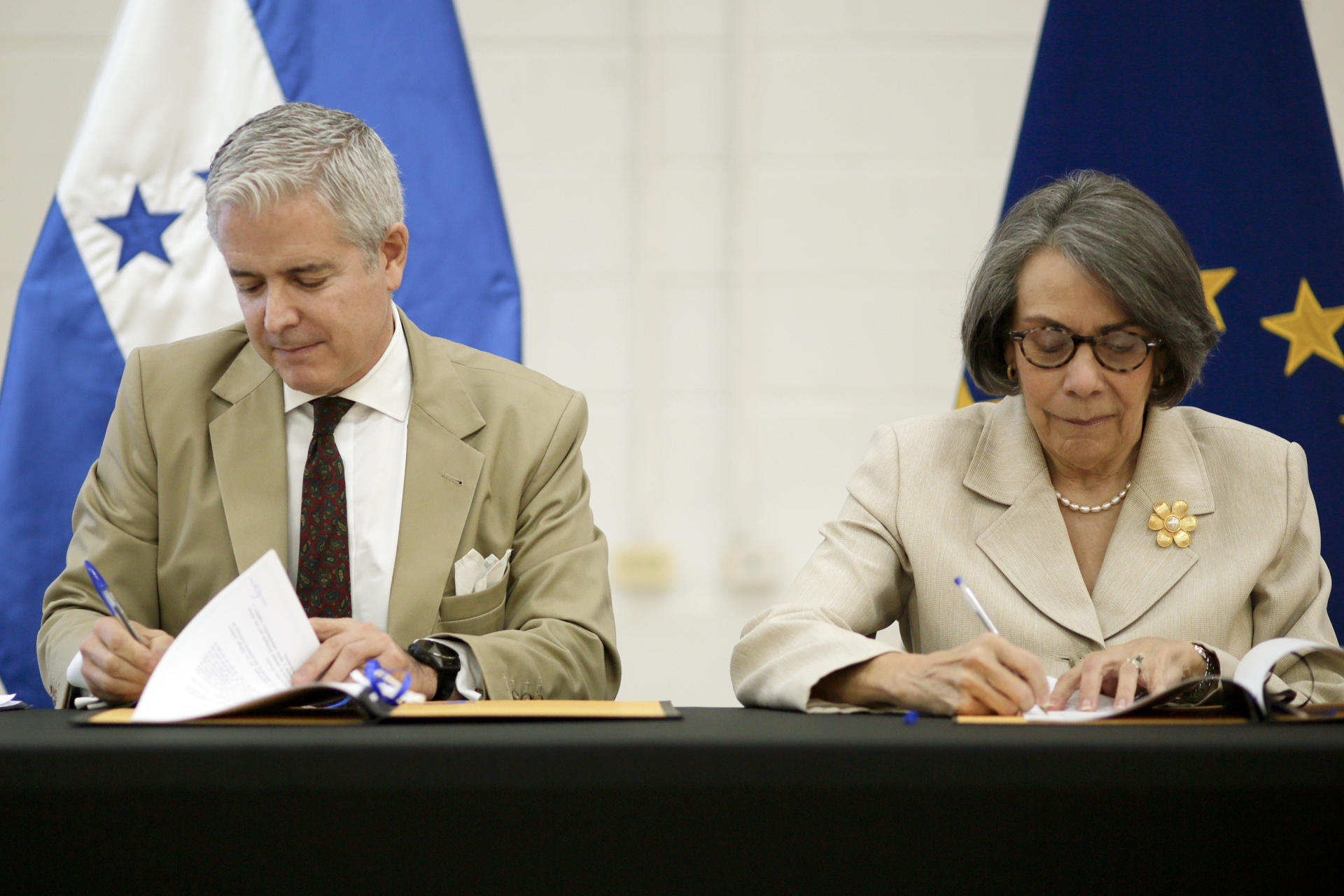 El embajador de la Unión Europea (UE) en Tegucigalpa, Gonzalo Fournier, y la canciller de Honduras, Mireya Agüero, firman un convenio de financiación por 6 millones de euros (unos 6,9 millones de dólares) destinado a promover inversiones sostenibles entre el sector privado hondureño y europeo, este miércoles, en Tegucigalpa (Honduras). EFE/ Gustavo Amador
