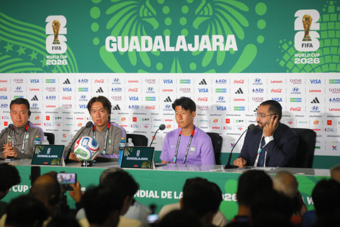 El seleccionador de Corea del Sur, Hong Myung-bo (2-i), habla junto al jugador Son Heung-min (2-d) en una rueda de prensa este miércoles, en Guadalajara, (México). EFE/ Francisco Guasco
