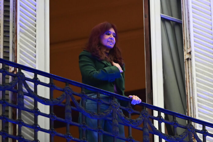La expresidenta de Argentina Cristina Fernández saluda a sus seguidores desde el balcón de su casa al cumplirse un año de su condena por corrupción en Buenos Aires. EFE/Matías Martin Campaya
