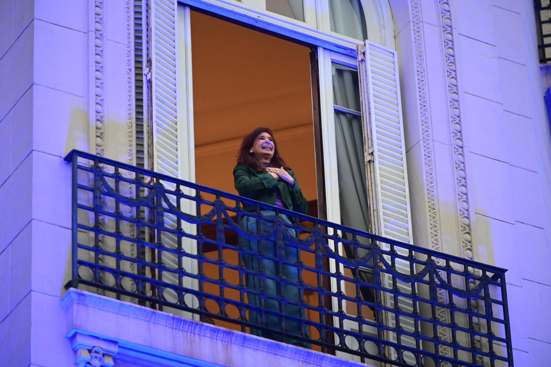 La expresidenta de Argentina Cristina Fernández saluda a sus seguidores desde el balcón de su casa al cumplirse un año de su condena por corrupción en Buenos Aires. EFE/Matías Martin Campaya
