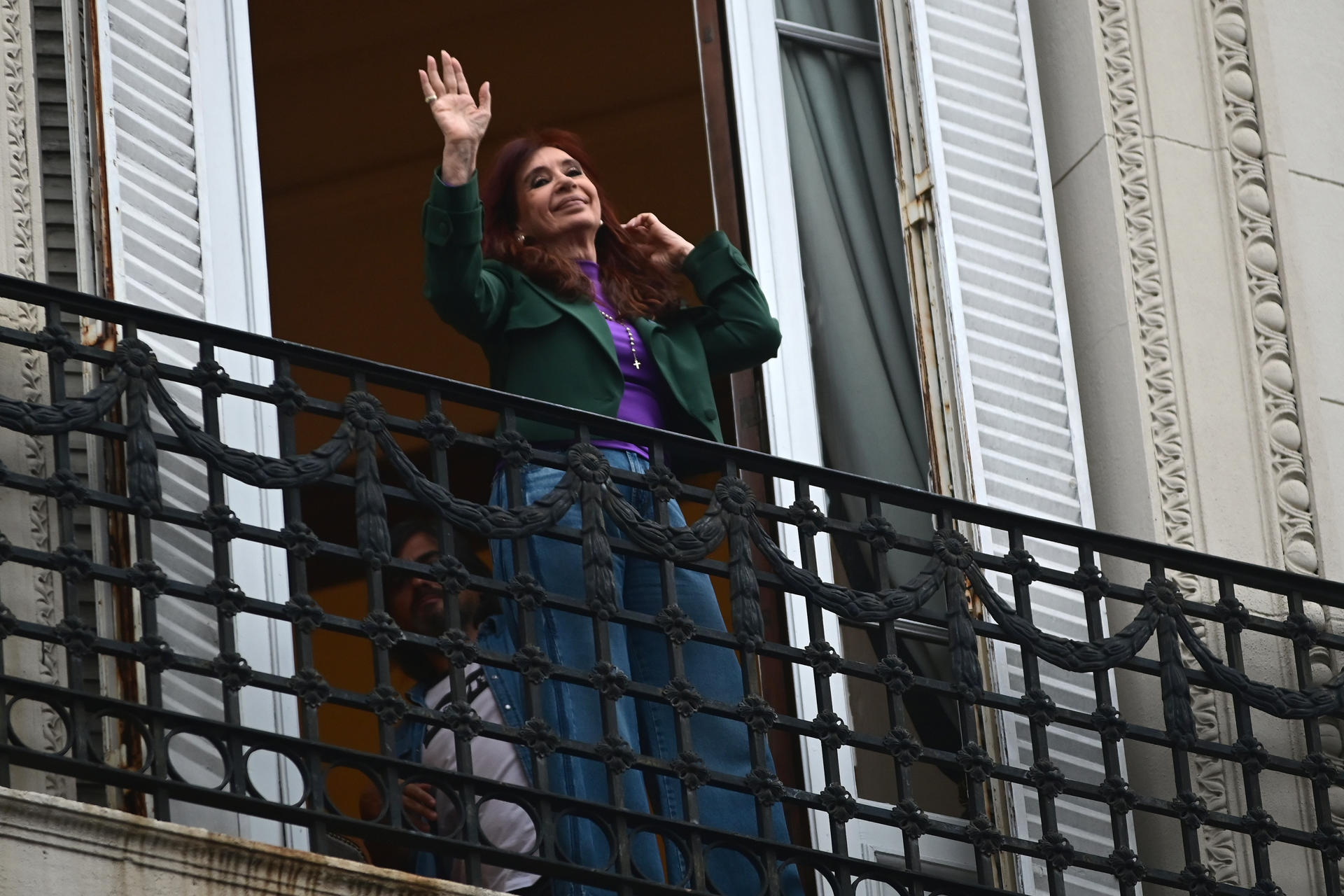 La expresidenta de Argentina Cristina Fernández saluda a sus seguidores desde el balcón de su casa al cumplirse un año de su condena por corrupción en Buenos Aires. EFE/Matías Martin Campaya
