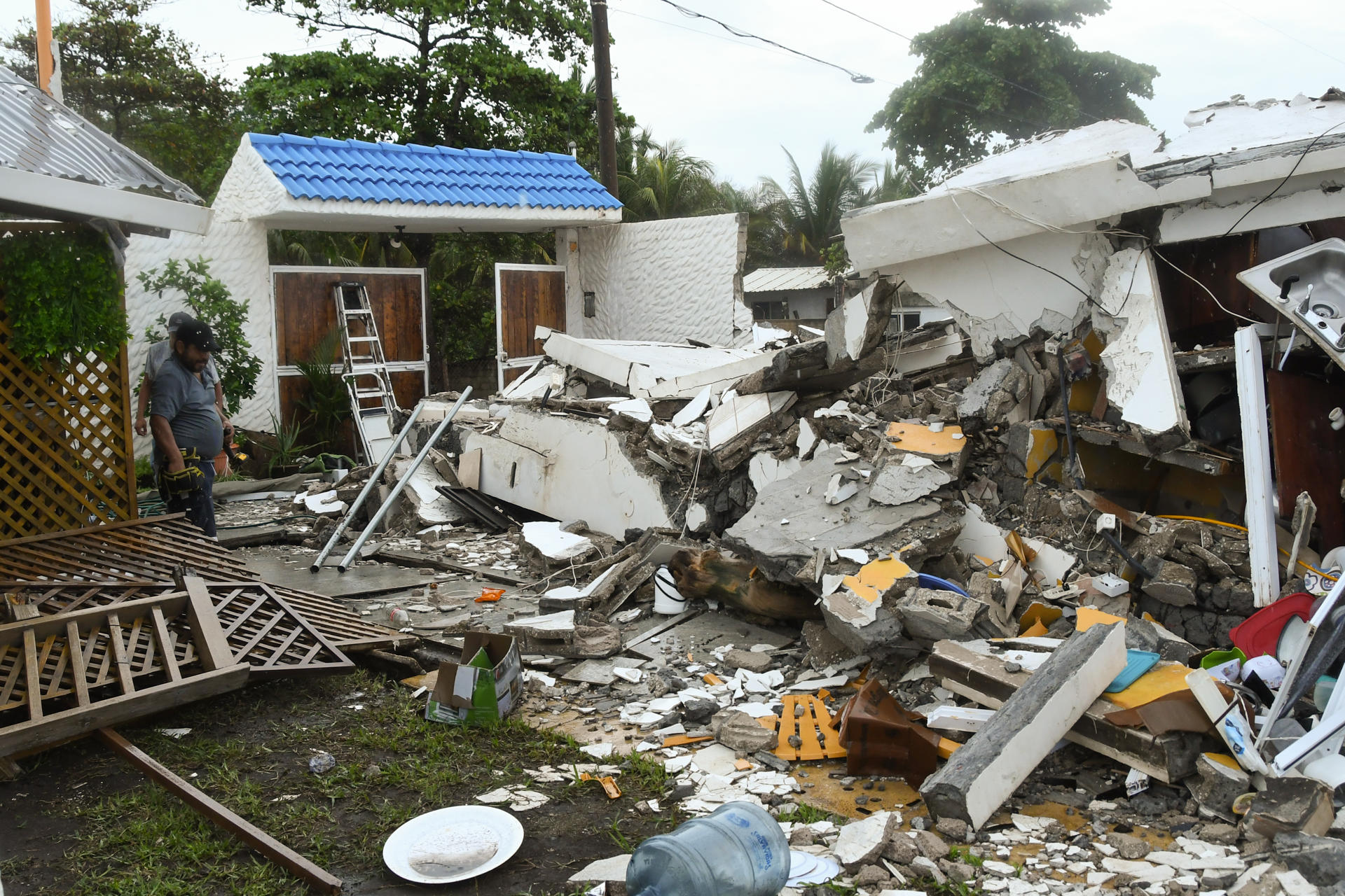 Una persona camina entre escombros de viviendas destruidas debido a la tormenta tropical Cristina este miércoles, en el puerto de Iztapa (Guatemala). EFE/ Alex Cruz