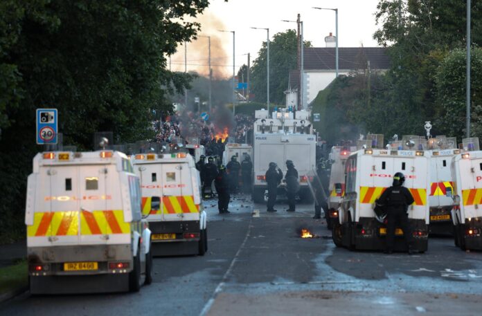 Policía dispersa manifestantes en el norte de Belfaste en (Irlanda del Norte). EFE/EPA/ADAM VAUGHAN
