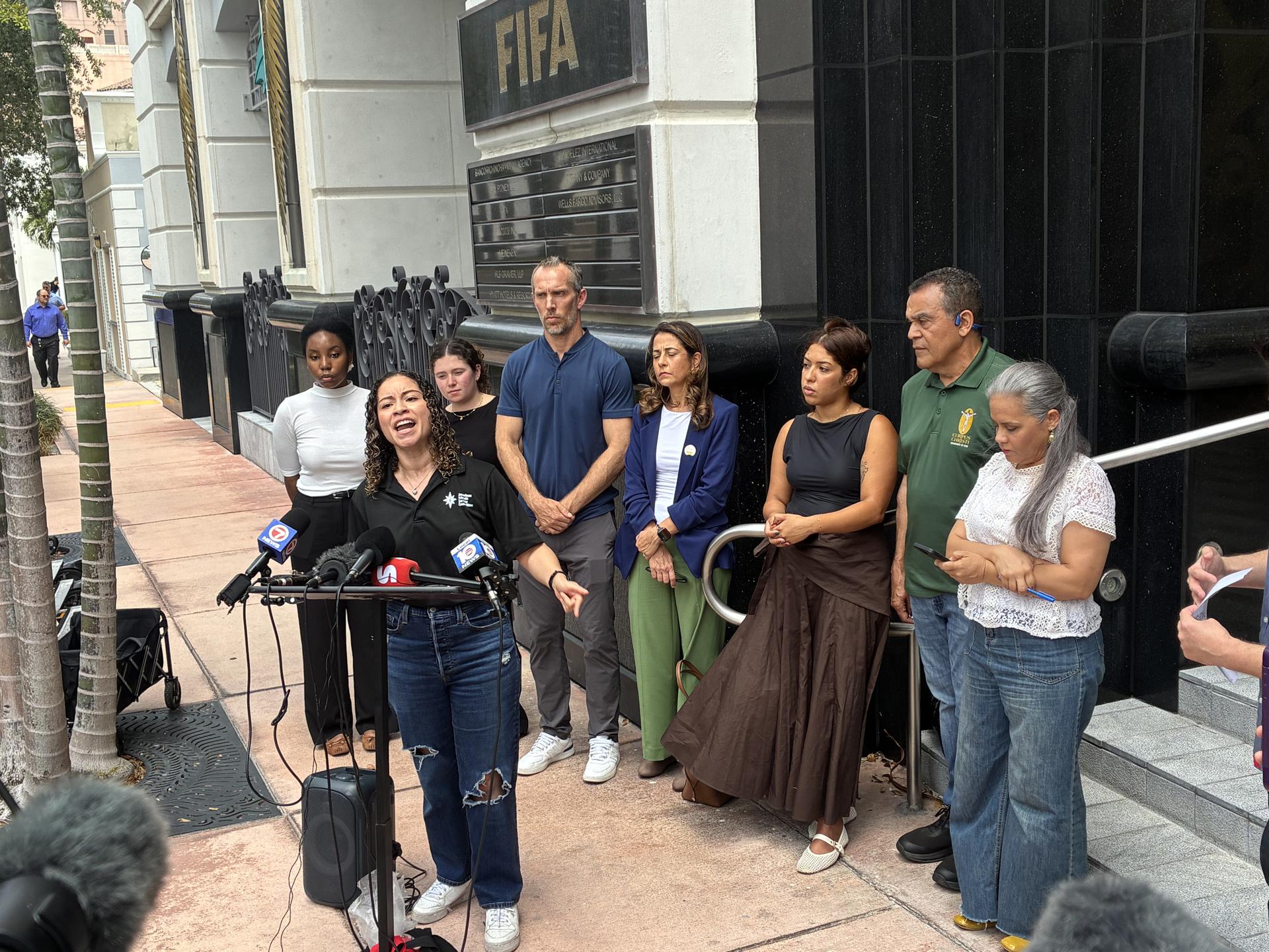 Yareliz Méndez Zamora, del Comité de Servicio de los Amigos Americanos (AFSC), habla durante una conferencia de prensa sobre el riesgo que correrían los aficionados que piensan viajar a EE.UU. para seguir el Mundial de Fútbol 2026, este miércoles, frente a la sede de la FIFA en Miami, Florida (EE.UU.). EFE/ Hugo García
