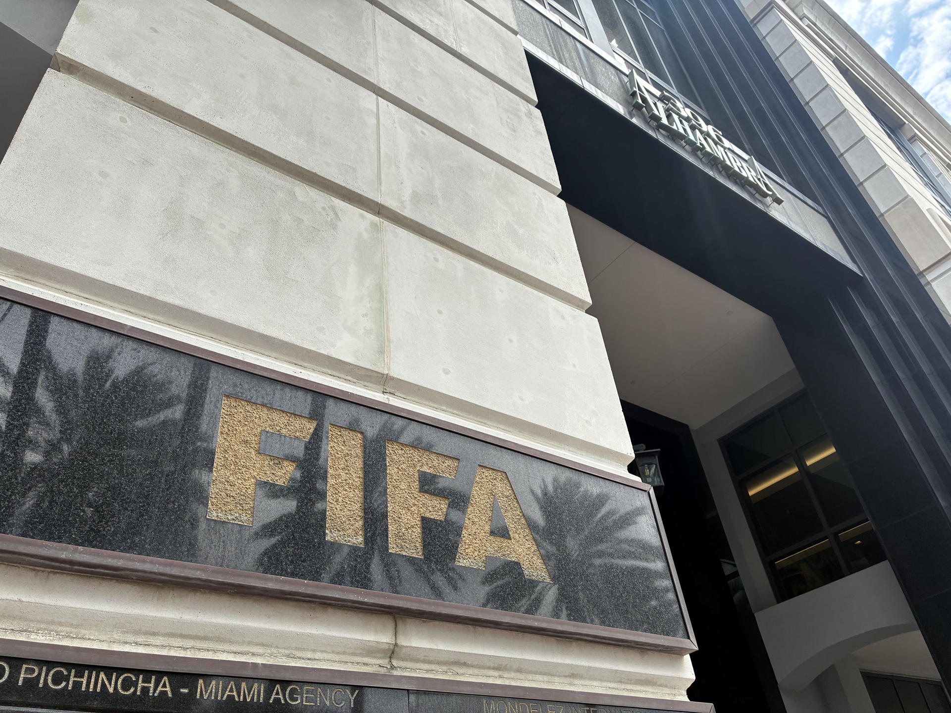 Fotografía donde se ve el logo de la FIFA durante una conferencia de prensa sobre el riesgo que correrían los aficionados que piensan viajar a EE.UU. para seguir el Mundial de Fútbol 2026, este miércoles, en su sede en Miami, Florida (EE.UU.). EFE/ Hugo García
