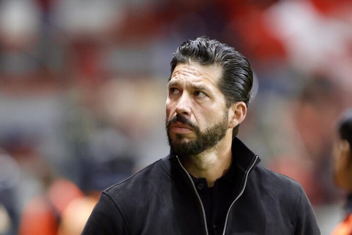 Fotografía donde aparece el entrenador, Benjamín Mora. EFE/ Felipe Gutiérrez
